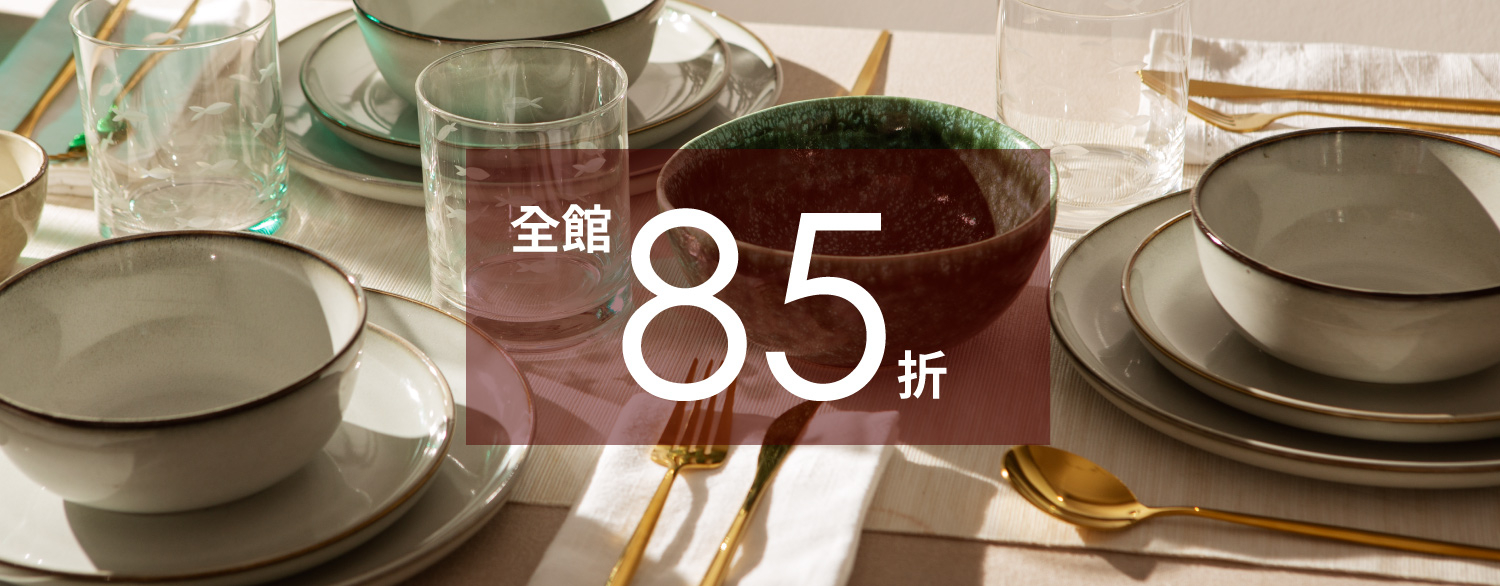 餐桌上陳列玻璃杯與餐飲器皿